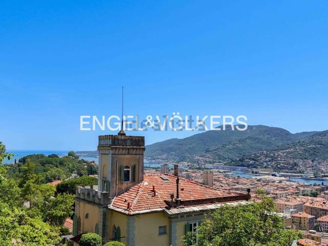Appartamento in vendita di 235 m² in Via dei Colli