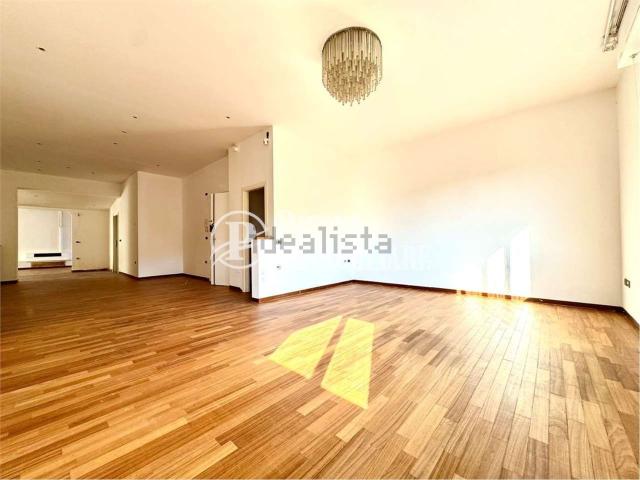 Appartamento in vendita di 235 m² in Via IV Novembre