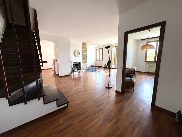 Appartamento in vendita di 235 m² in Via Ricci Curbastro