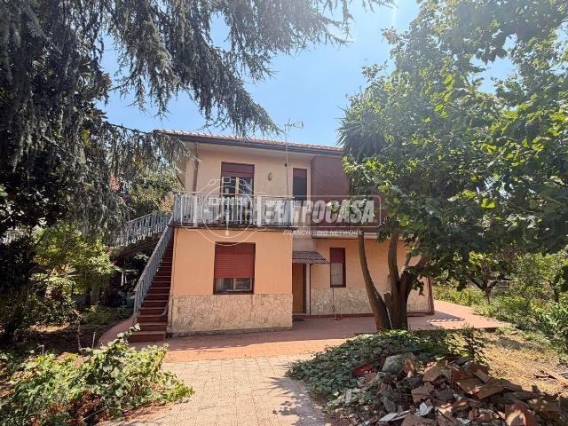 Appartamento in vendita di 235 m² in Via Titomanlio Manzella
