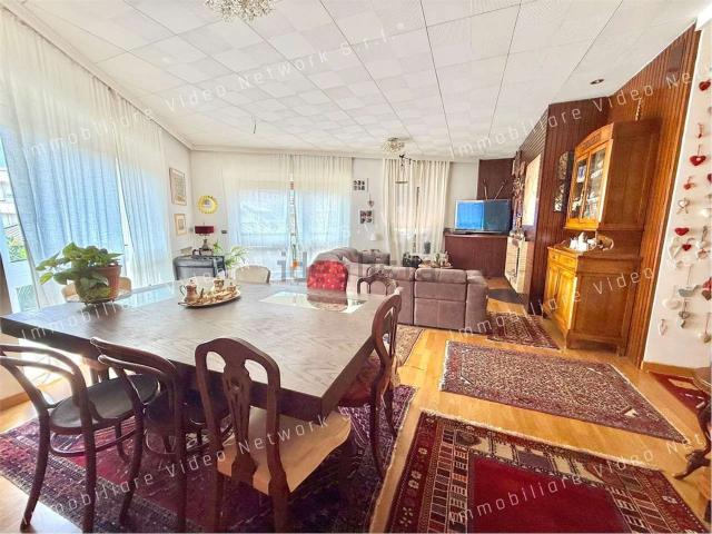 Appartamento in vendita di 236 m² in Via Giuseppe Grazioli, 13