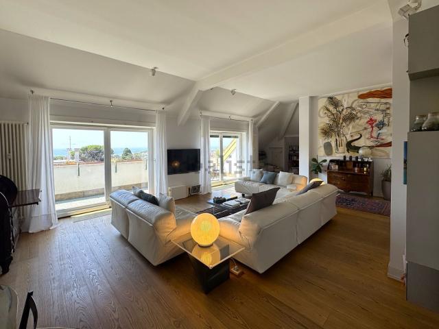 Appartamento in vendita di 237 m² in Viale Quartara, 39