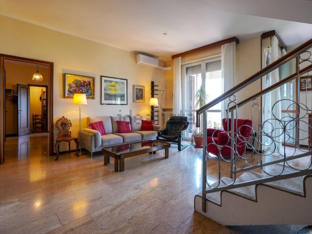 Appartamento in vendita di 238 m² in Via Fosse Ardeatine