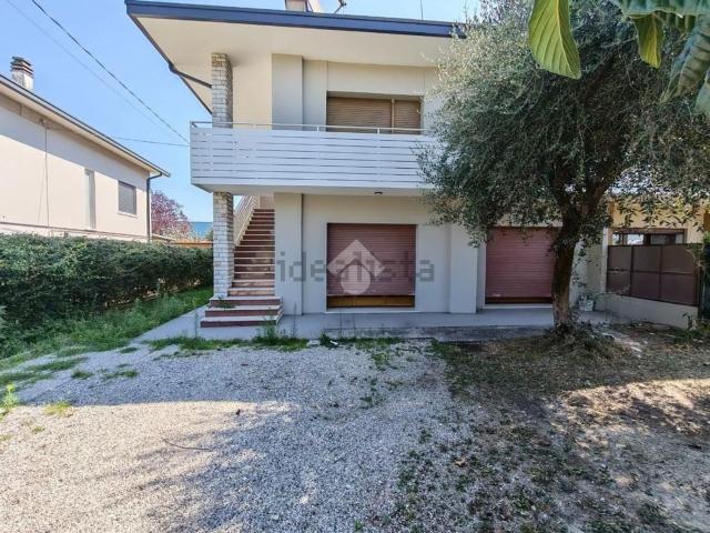 Appartamento in vendita di 238 m² in Viale Vittorio Veneto, 33