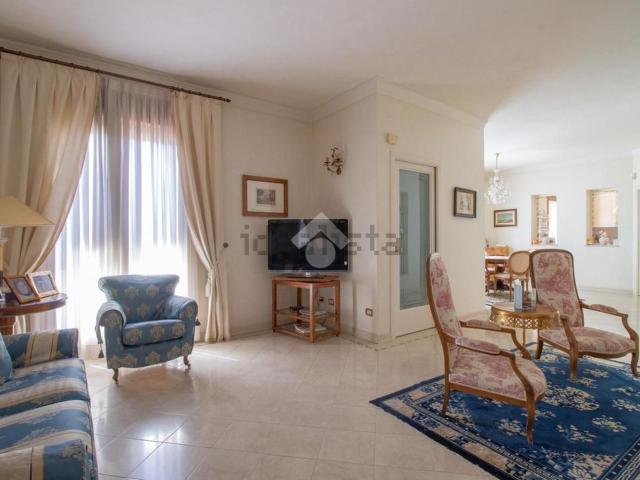 Appartamento in vendita di 240 m² in Via Corsica