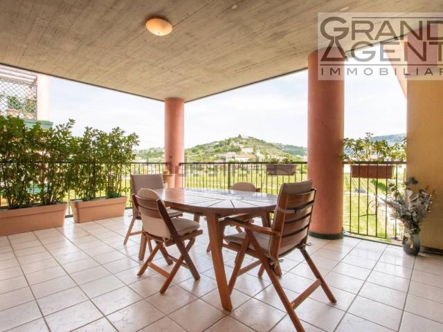 Appartamento in vendita di 240 m² in Via Ca&apos  di Cozzi, 6