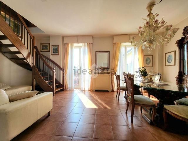 Appartamento in vendita di 240 m² in Via Carlo Ferrario, 8