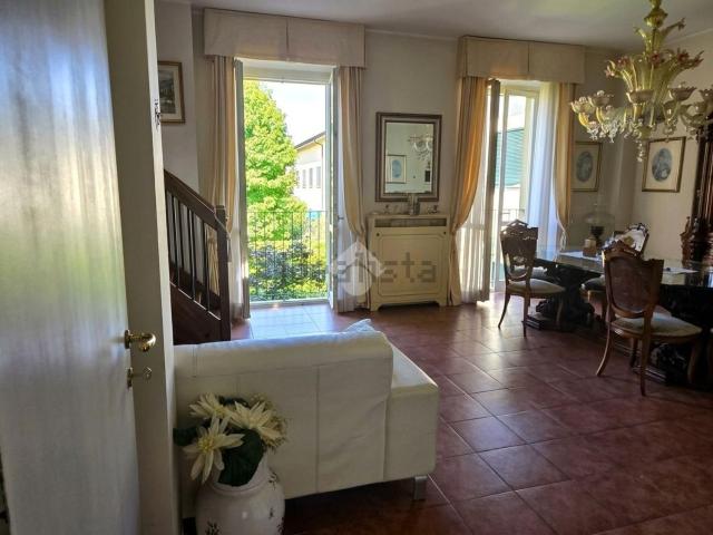 Appartamento in vendita di 240 m² in Via Carlo Ferrario, 8