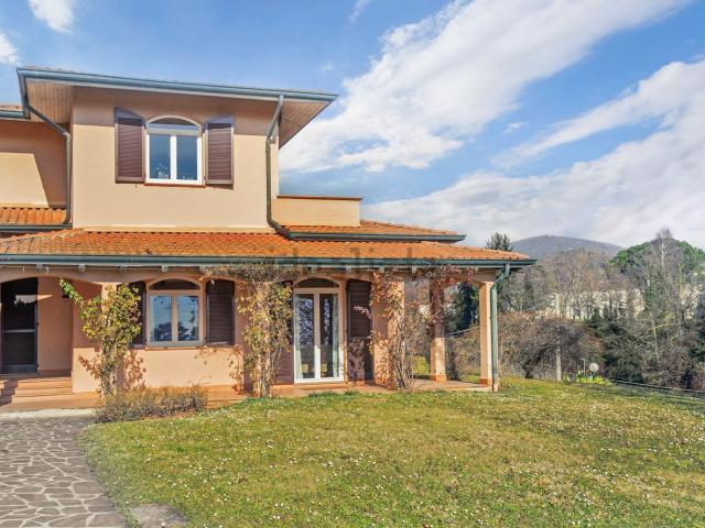 Appartamento in vendita di 240 m² in Via Cristoforo Colombo, 44