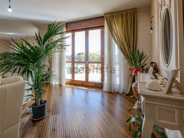 Appartamento in vendita di 240 m² in Via Antonio Stradivari, 1
