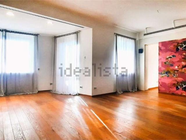 Appartamento in vendita di 240 m² in Via Aurelio Nicolodi