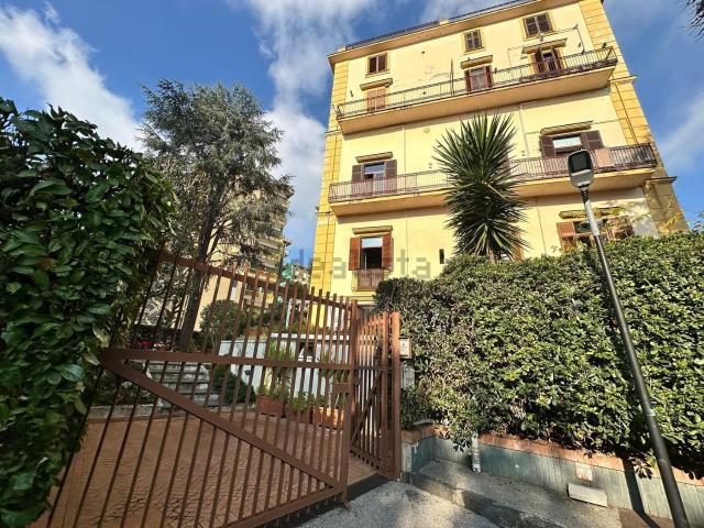 Appartamento in vendita di 240 m² in Via Domenico Fontana, 134