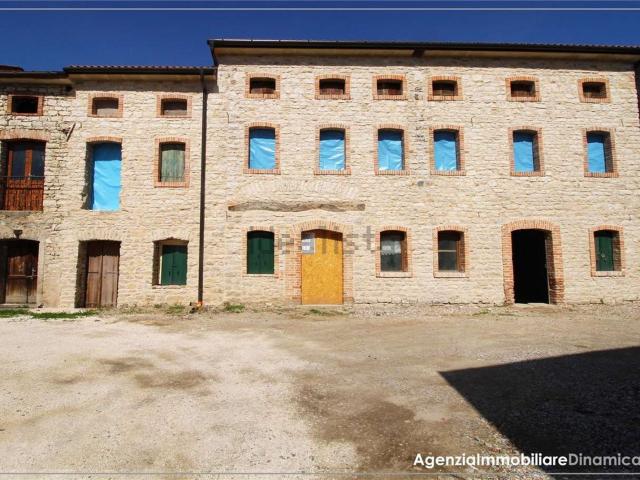 Appartamento in vendita di 240 m² in Via degli Alpini