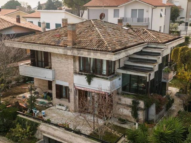 Appartamento in vendita di 240 m² in Via dei Pini, 14
