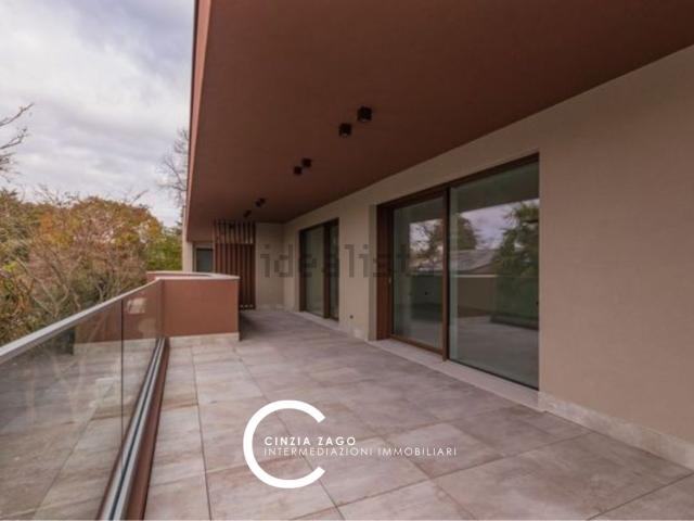 Appartamento in vendita di 240 m² in Via Foscolo