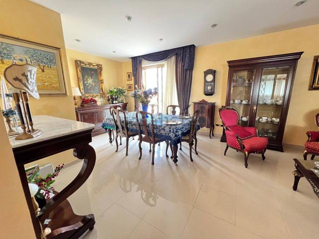 Appartamento in vendita di 240 m² in Via Luigi Vanvitelli