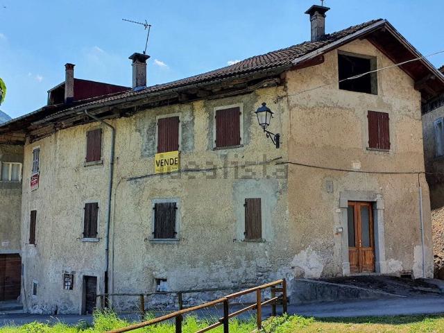 Appartamento in vendita di 240 m² in Via Santi