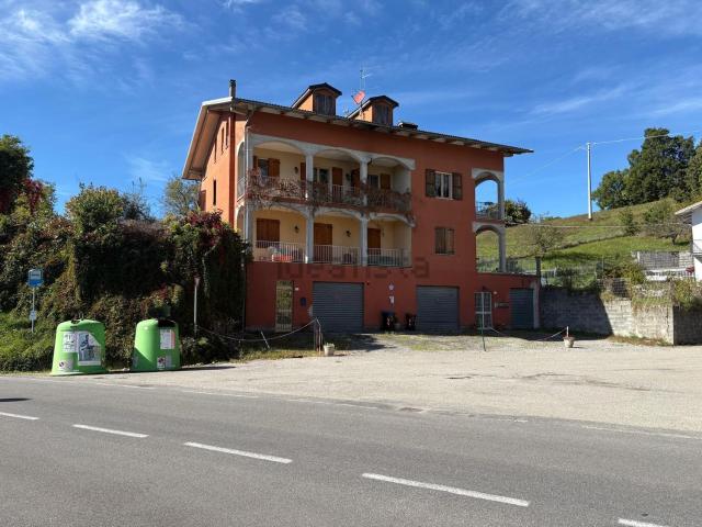 Appartamento in vendita di 240 m² in Via Val D&apos Enza