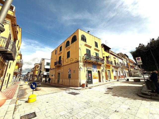 Appartamento in vendita di 240 m² in Piazza Rettore Evola
