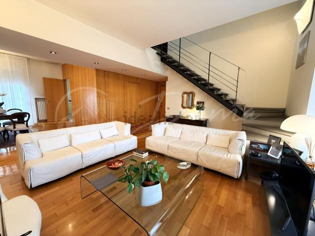 Appartamento in vendita di 241 m² in Via Conte Verde, 146