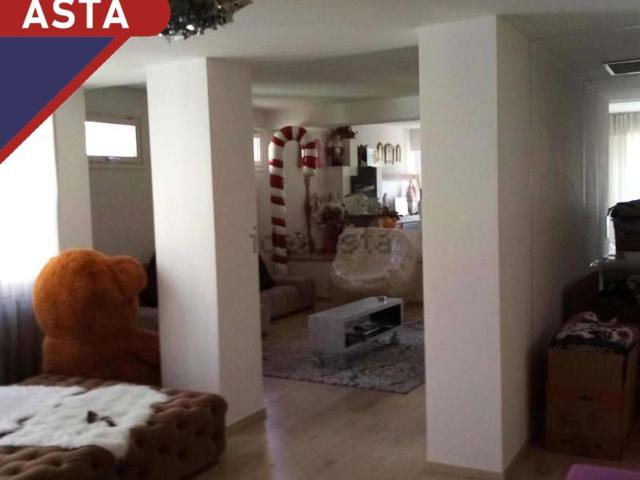 Appartamento in vendita di 241 m² in Via Francesco Crispi, 60