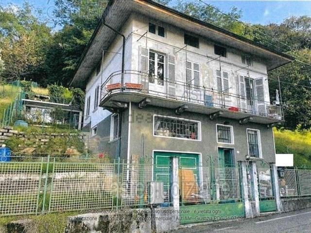 Appartamento in vendita di 242 m² in Via XXV Aprile, 29