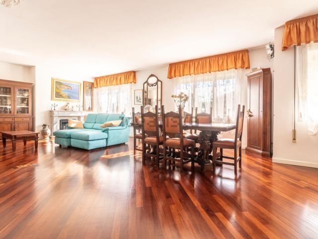 Appartamento in vendita di 243 m² in Via Monte Grappa, 19