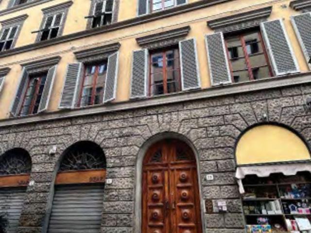 Appartamento in vendita di 244 m² in Via Guizzelmi