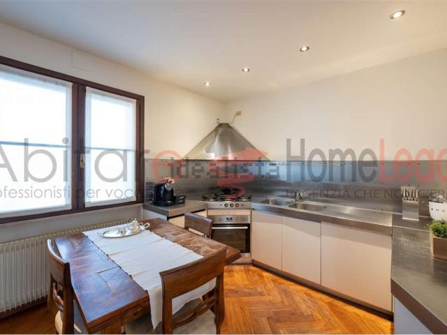Appartamento in vendita di 244 m² in Via dei Tigli, 4