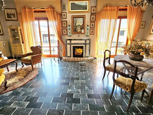 Appartamento in vendita di 245 m² in Via A. de Gasperi, 83