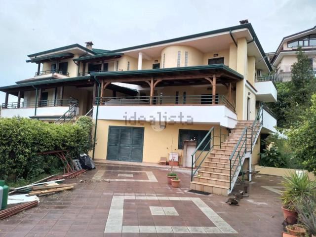 Appartamento in vendita di 245 m² in Via delle Querce, 14
