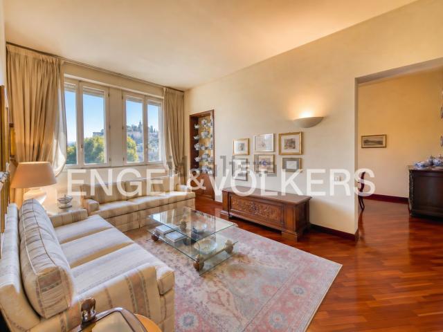 Appartamento in vendita di 245 m² in Via Trento