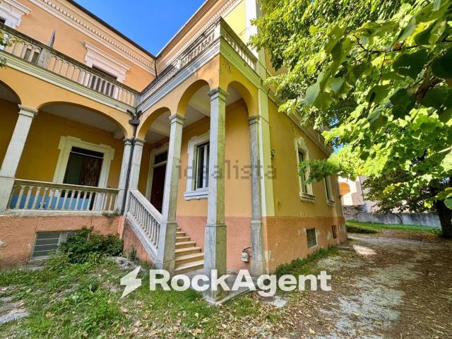Appartamento in vendita di 246 m² in Via Amiternina, 16