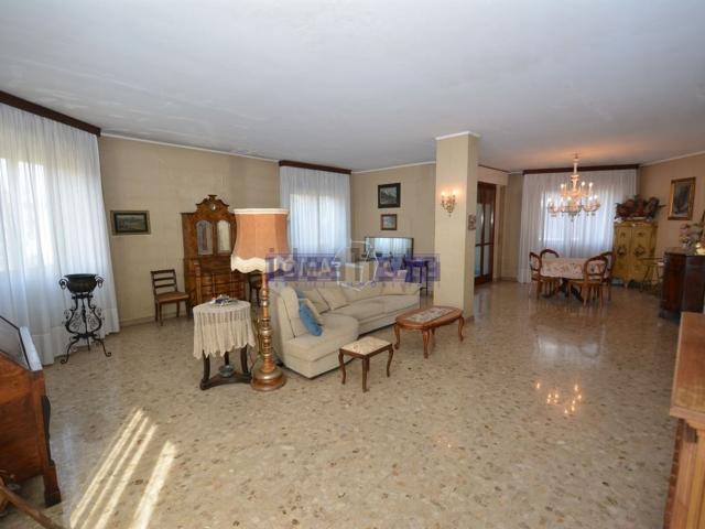 Appartamento in vendita di 246 m² in Via Giovanni Pascoli, 16