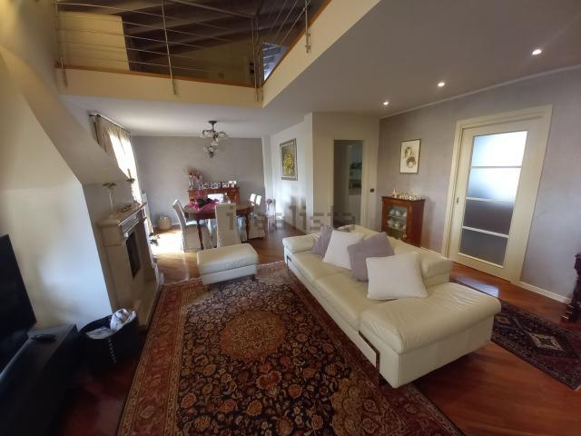 Appartamento in vendita di 250 m² in Via Centenaro, 17