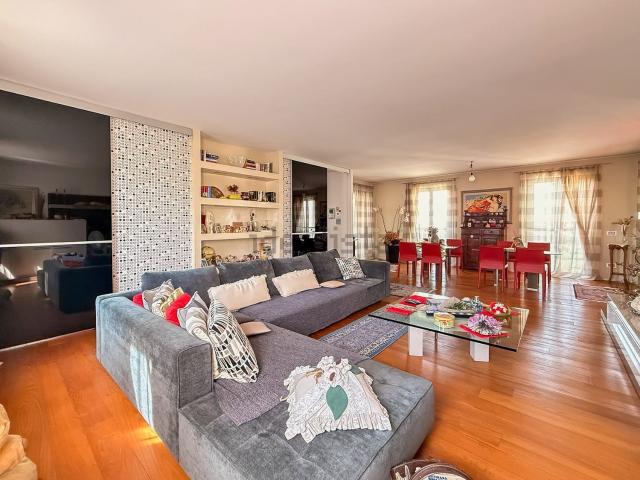 Appartamento in vendita di 250 m² in Via Achille Grandi, 7