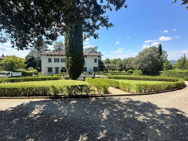 Appartamento in vendita di 250 m² in Via del Guarlone