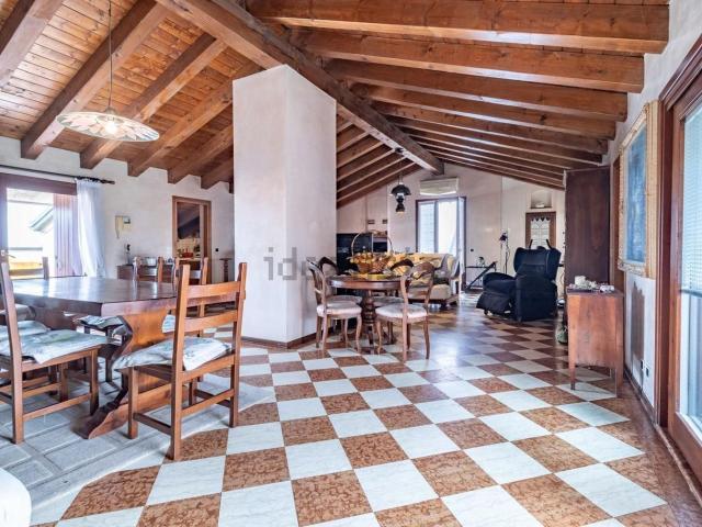 Appartamento in vendita di 250 m² in Via San Pio X