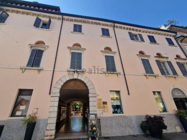 Appartamento in vendita di 250 m² in Via Santa Maria, 38