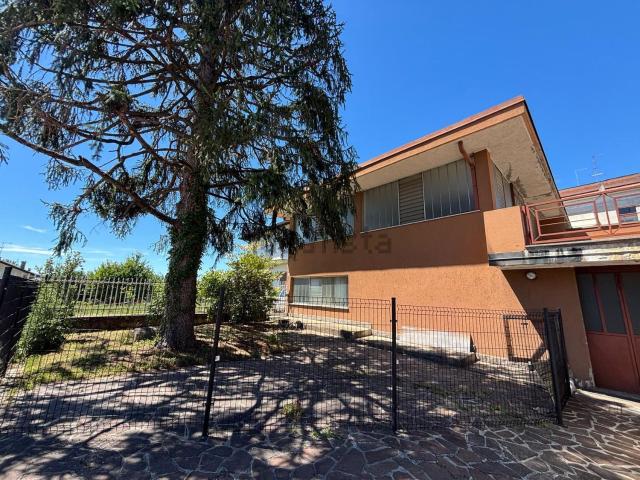 Appartamento in vendita di 250 m² in Via Padre G. Vaghi