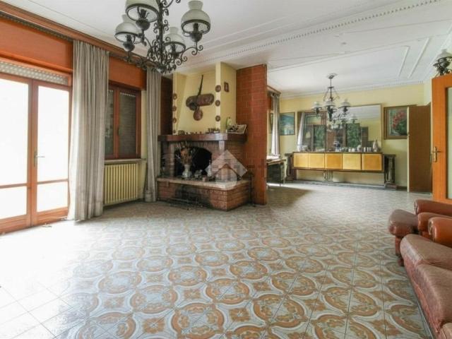 Appartamento in vendita di 251 m² in Via Emiliano Rinaldini