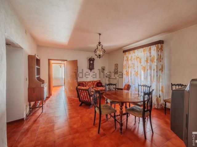Appartamento in vendita di 251 m² in Via Montanara