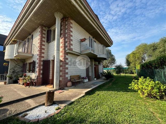 Appartamento in vendita di 254 m² in Via dell&apos Industria, 12
