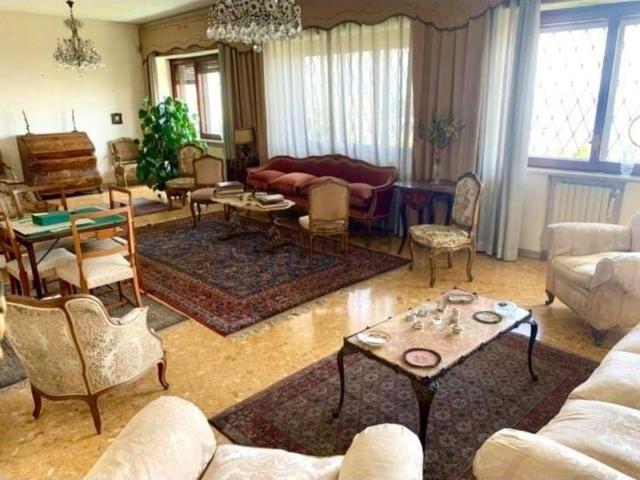 Appartamento in vendita di 254 m² in Via Francesco Petrarca