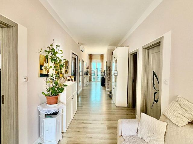Appartamento in vendita di 256 m² in Via Colombarina