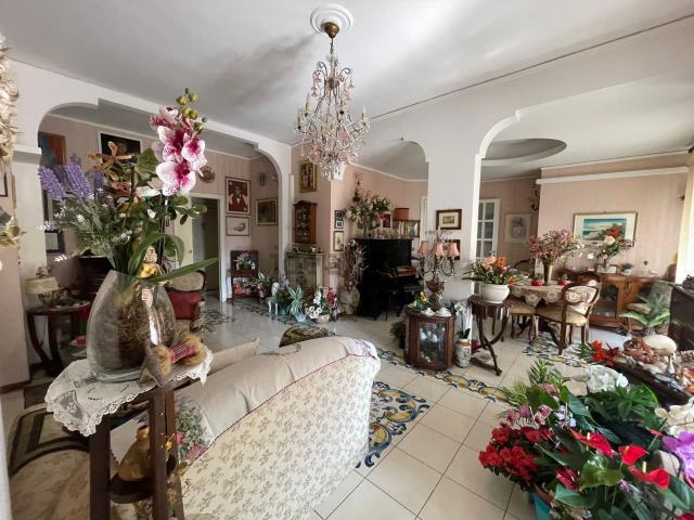 Appartamento in vendita di 257 m² in Via Francesco Petrarca, 20