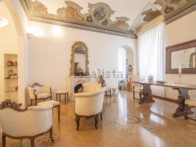 Appartamento in vendita di 258 m² in Piazza del Borgo