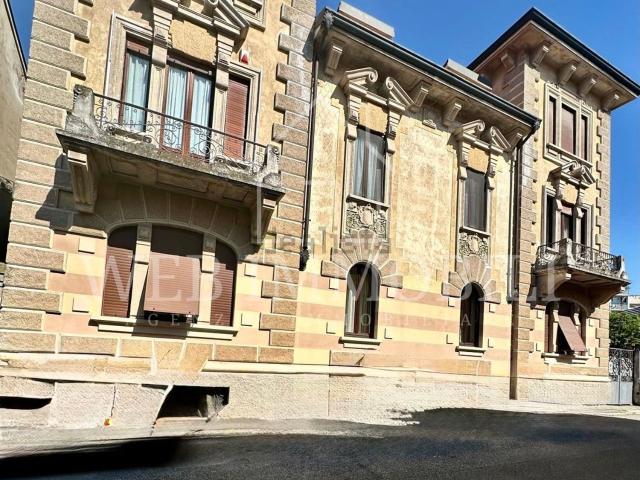 Appartamento in vendita di 260 m² in Via Carlo Erba, 8