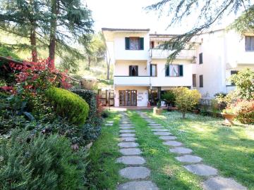 Appartamento in vendita di 260 m² in Via delle Ginestre