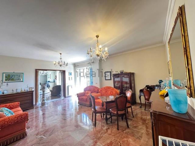Appartamento in vendita di 260 m² in Via Sibilla Albunea, 4